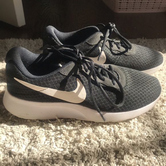 Black Nike sneakers size 8.5 good condition - Picture 1 of 3